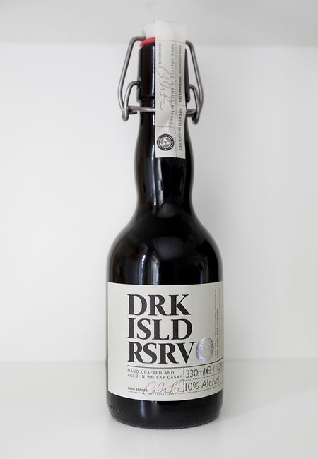 Das britische DRK ISLD RSRV (Dark Island Reserve) Ale von Orkney wurde im Whiskey-Fass gelagert und zeichnet sich durch Toffee-, Kaffee- und Lakritzaromen aus.