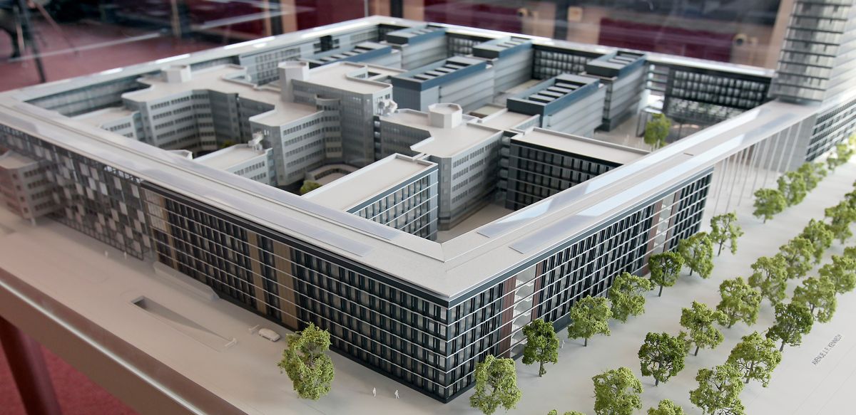 Projet et maquette de l'agrandissement du bâtiment du Parlement européen au Kirchberg.