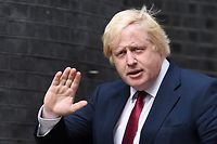 ARCHIV - 13.07.2016, Großbritannien, London: Boris Johnson, früherer britischer Außenminister, kommt winkend in der Downing Street an. Nach wochenlangem Schweigen hat Johnson bekräftigt, dass er Premierministerin May als Chefin der Konservativen Partei ablösen will. Am Rande einer Rede in Manchester sagte Johnson am Donnerstag auf die Frage, ob er für eine Nachfolge für das höchste Parteiamt kandiere: «Natürlich werde ich mich bewerben.» Foto: Andy Rain/EPA/dpa +++ dpa-Bildfunk +++
