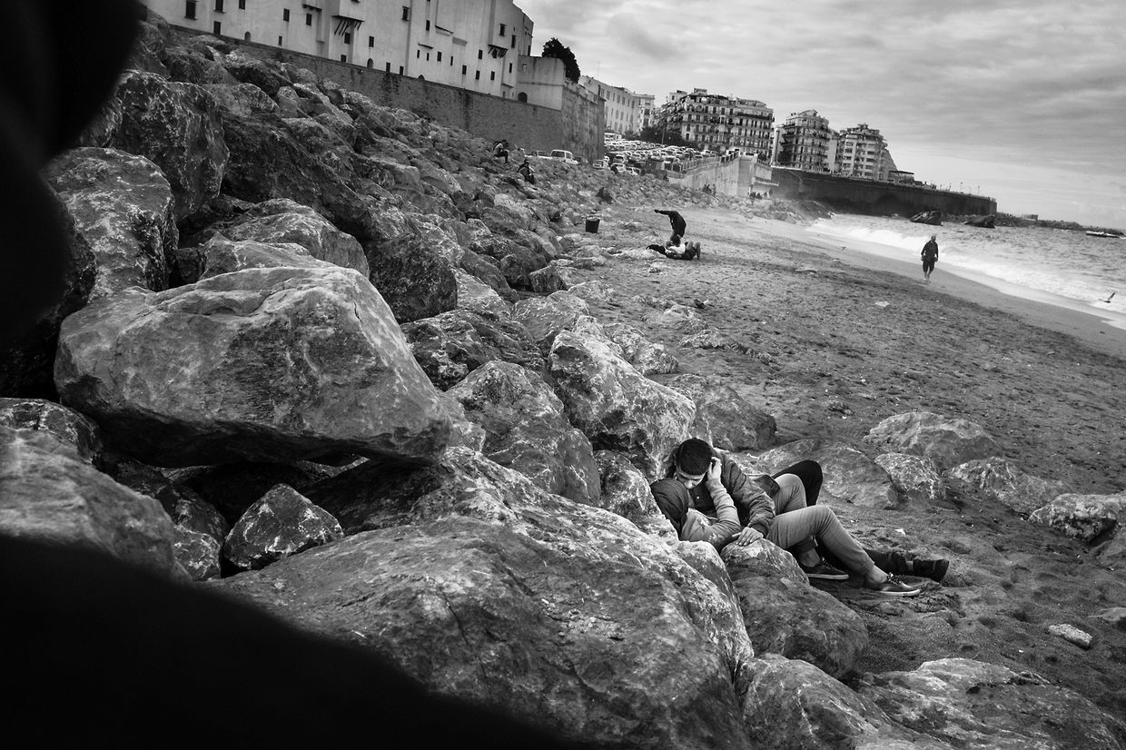 Ce jeune couple d'Alger défie tous les tabous en s'embrassant en public. Photo de la série "Kho, l'origine d'une révolte".
