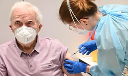 Fenna Martin (R) vaccines Richard Kilian, 86, against Covid-19 at the vaccination centre installed at the congress centre in Wiesbaden, western Germany, on January 19, 2021, as the western federal state of Hesse opened its first six vaccination centres amid the novel coronavirus / COVID-19 pandemic. (Photo by Arne Dedert / POOL / AFP)