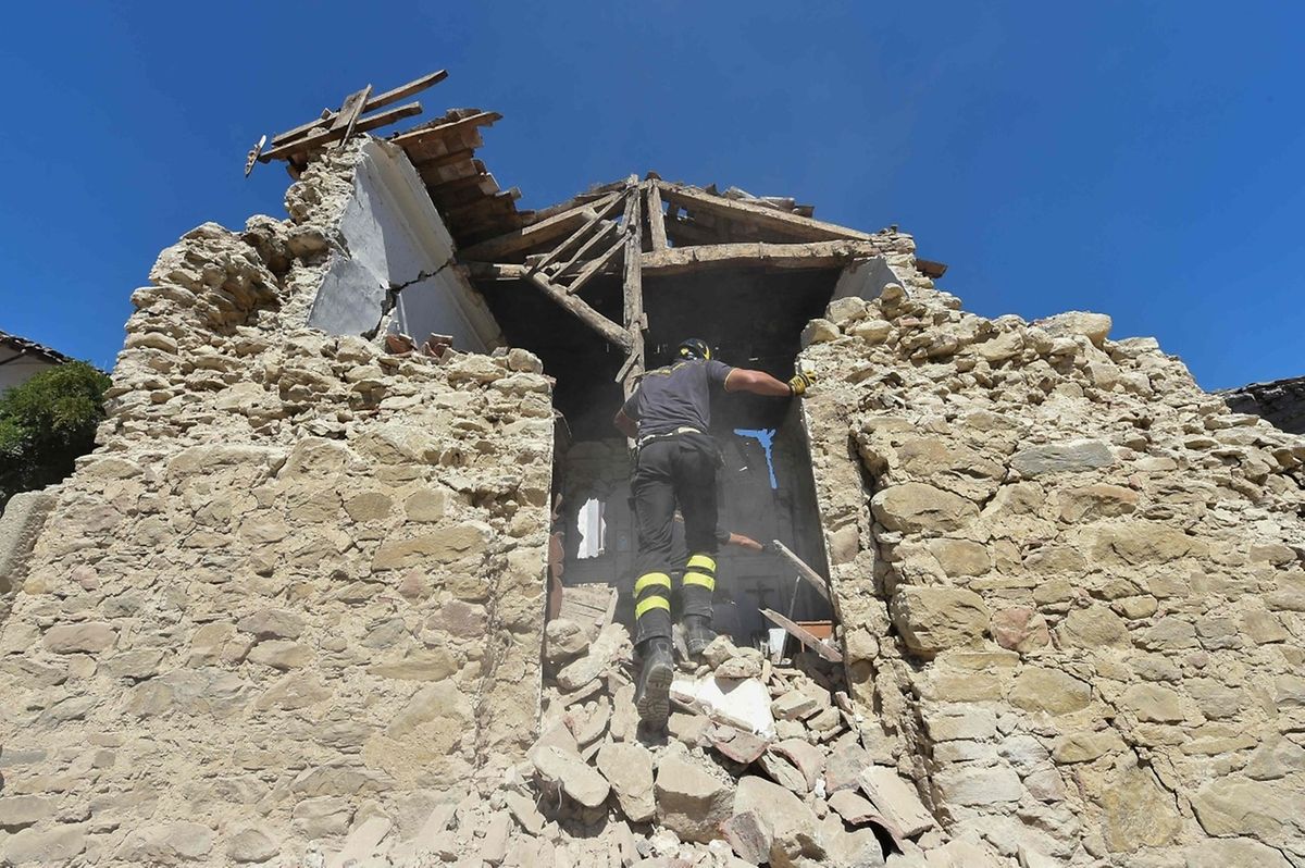 In der zerstörten Kirche von Rio bei Amatrice suchten die Feuerwehrmännern nach religiösen Wertobjekten der Gemeinde