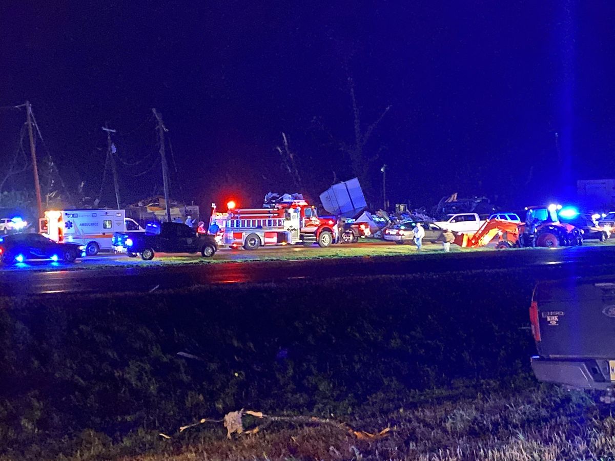Einsatzkräfte auf dem Highway 49 in der Nähe von Silver City, Mississippi, nach dem Tornado am 25. März 2023.