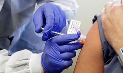 ARCHIV - 16.03.2020, USA, Seattle: Eine Versuchsperson erhält im «Kaiser Permanente Washington Health Research Institute» eine Spritze mit einem potenziellen Impfstoff der US-Biotech-Firma Moderna gegen Covid-19. Ein experimenteller Coronavirus-Impfstoff der Firma Moderna zeigt einer Studie zufolge nach ersten Tests ermutigende Ergebnisse. Foto: Ted S. Warren/AP/dpa +++ dpa-Bildfunk +++