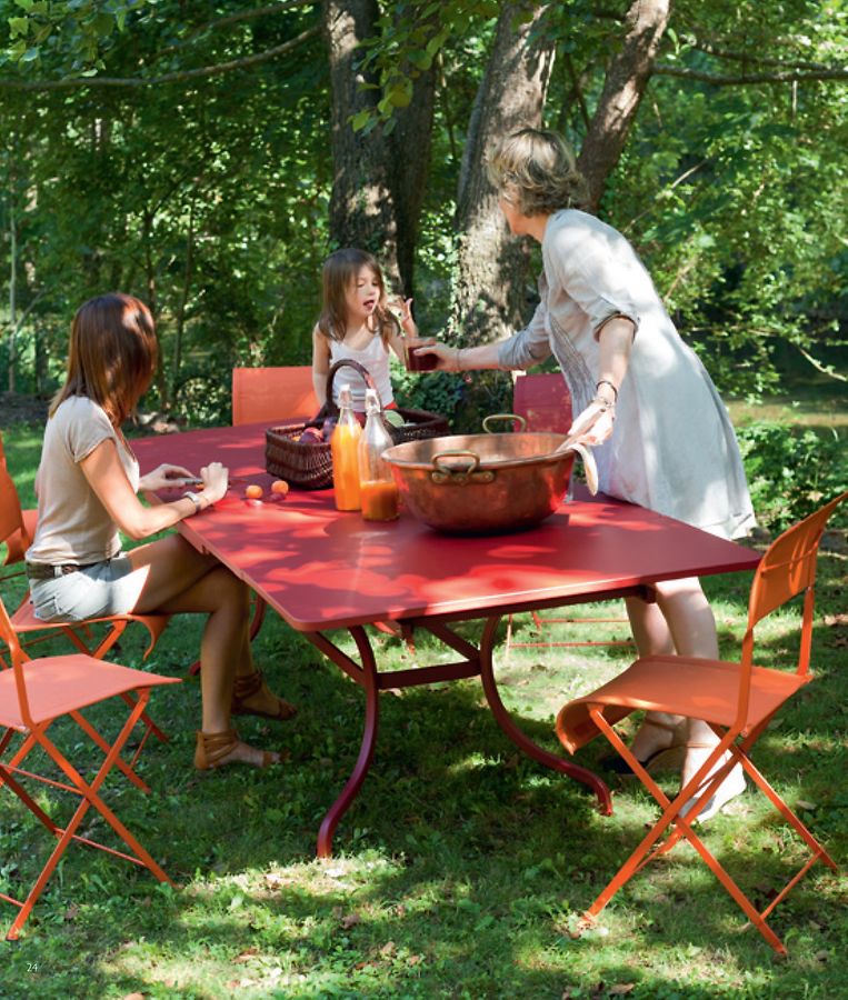 Dank Speziallackierung sind diese Modelle aus Schmiedeeisen extrem robust und wetterfest.