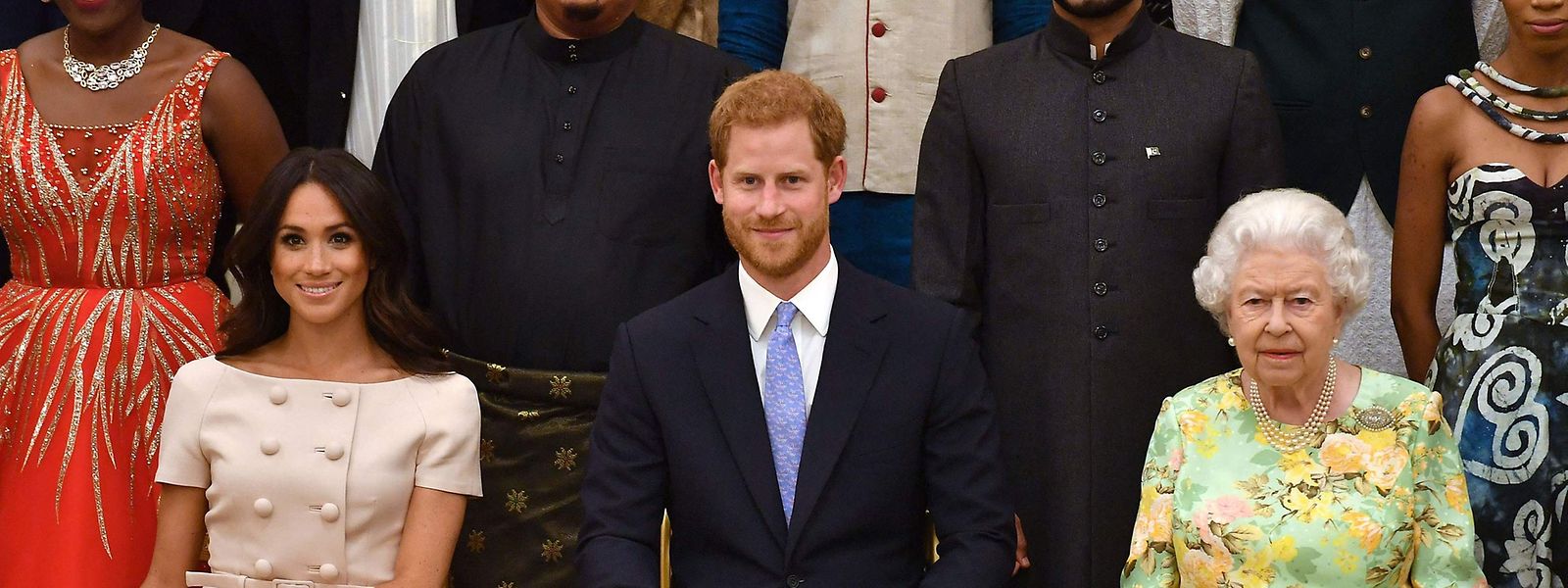 Meghan, Herzogin von Sussex, Prinz Harry, Herzog von Sussex, und Königin Elizabeth II bei einer Preisverleihung im Buckingham Palace im Juni 2018.