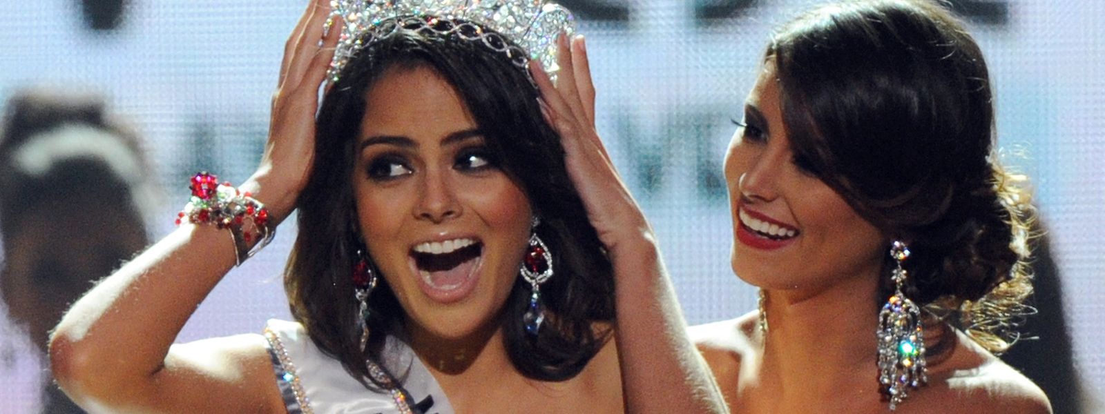 Paulina Vega, amtierende Miss-Universe will ihren Titel nicht abgeben, erklärt sich aber mit der Latino-Gemeinde in den USA solidarisch.