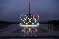 Paris a dévoilé des anneaux olympiques géants sur la place du Trocadéro, ce mercredi soir