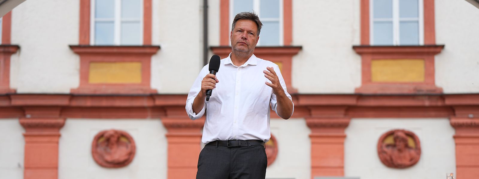 Robert Habeck (Bündnis 90/Die Grünen), Bundesminister für Wirtschaft und Klimaschutz, spricht im Ehrenhof der Stadt Bayreuth beim Bürgerdialog.