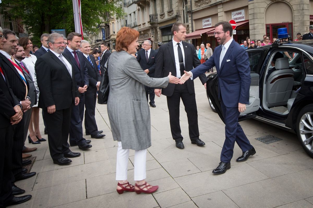 Die Escher Bürgermeisterin Vera Spautz empfing zuerst Erbgroßherzog Guillaume...