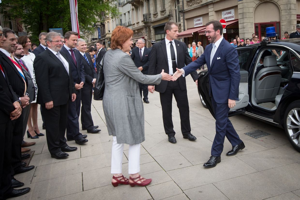 Die Escher Bürgermeisterin Vera Spautz empfing zuerst Erbgroßherzog Guillaume...