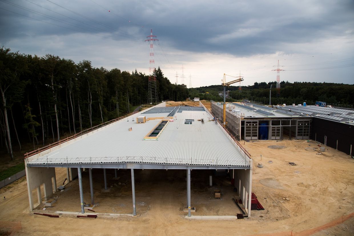 Ce bâtiment est le tout nouveau hangar à véhicules pour le tramway, long de 192 mètres et large de 32 mètres.