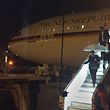 Bundeskanzlerin Angela Merkel (CDU) verlässt mit einem Regenschirm in der Hand auf dem Rollfeld des Flughafens in Köln den Kanzler-Airbus «Konrad Adenauer». 