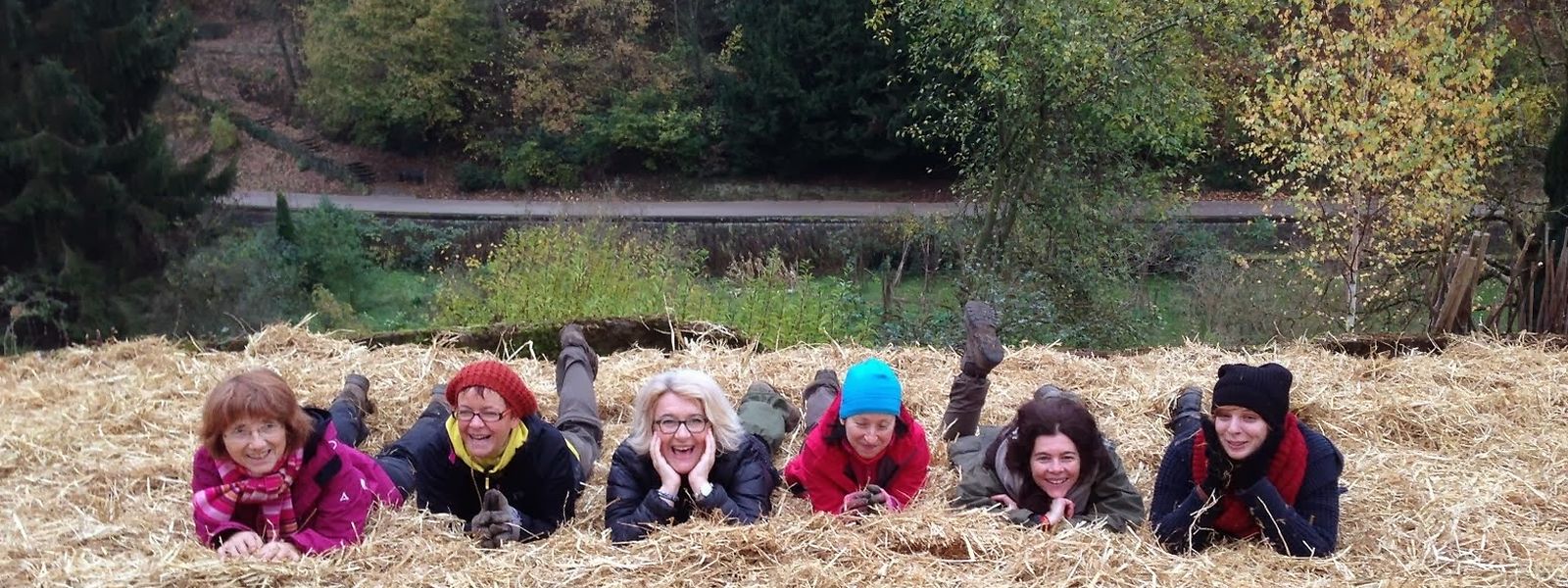 Le bonheur est dans la paille, pour ces heureux participants d'un jardin communautaire du Luxembourg.