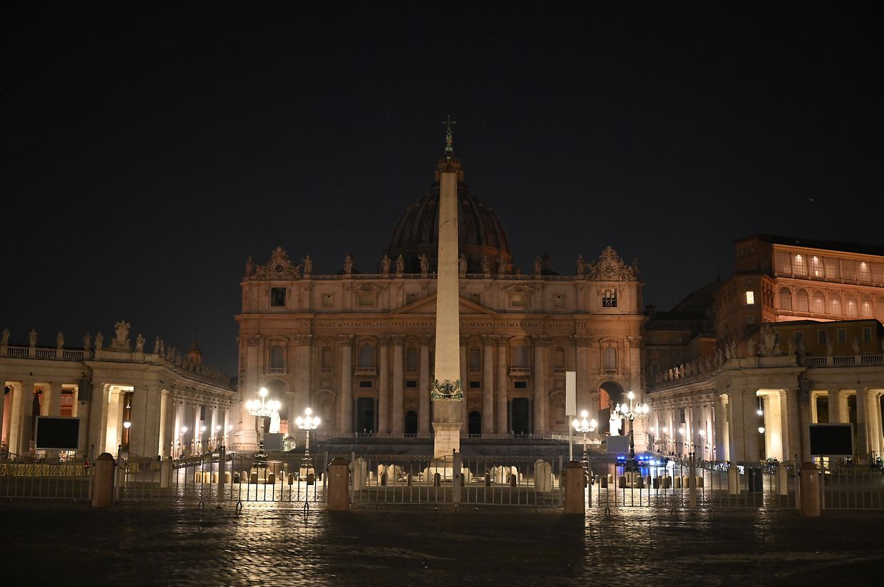 Die Lichter an Basilika und Obelisk am Petersplatz sind während der Earth Hour ausgeschaltet