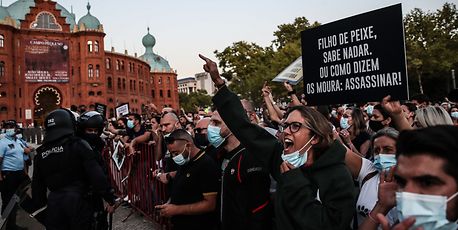 Protesto contra touradas e homenagem a João Moura junta mais de mil pessoas em Lisboa - Vimarsana News
