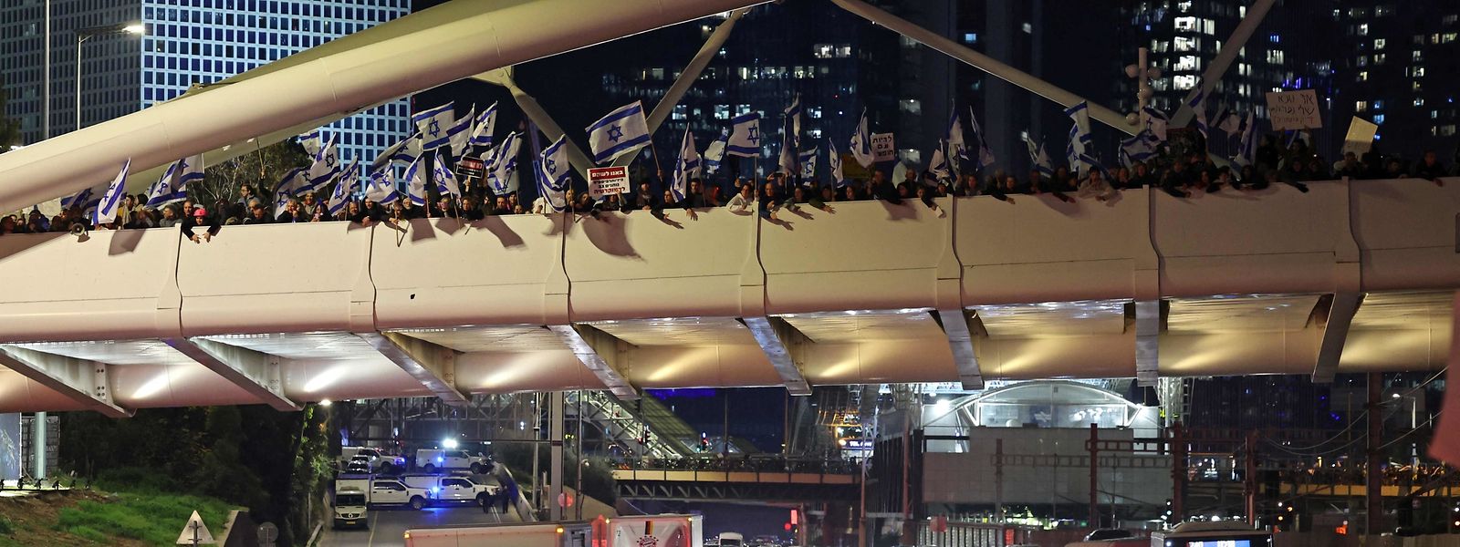 Die Massenproteste gegen die Justizpolitik der israelischen Regierung lassen nicht nach: Am Samstag demonstrierten erneut knapp 100.000 Menschen, unter anderem auf einer Autobahnbrücke in Tel Aviv.
