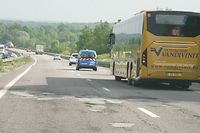 Le revêtement de l'A31 est sérieusement détérioré par endroit comme ici dans le descente vers l'Aire d'Entrange.