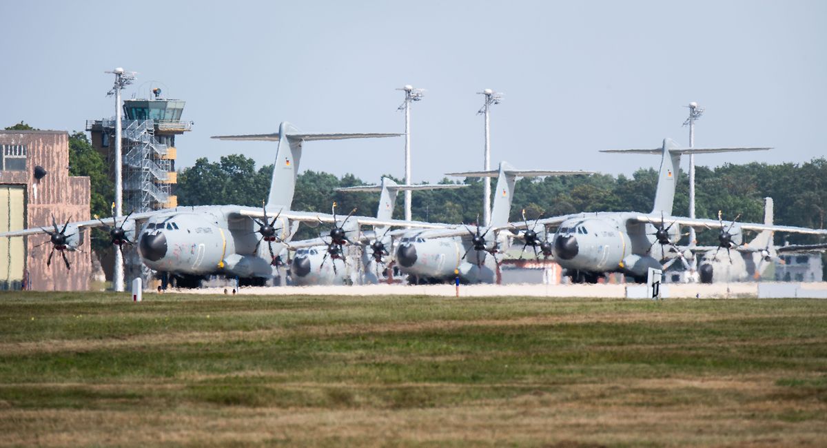Transportflugzeuge vom Typ Airbus A400M der Luftwaffe stehen auf dem Fliegerhorst Wunstorf in der Region Hannover. 