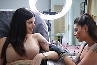 Mónica Macedo, 33 anos, é artista e proprietária do estúdio de tatuagens MonInk. O seu estilo é ‘fine line’, com uma agulha mais fina.