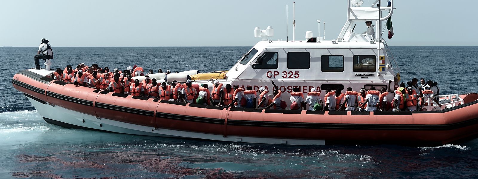 Flüchtlinge, die auf einem Boot der Küstenwache aufgenommen wurden, befinden sich nun auf dem Weg nach Spanien.  