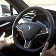 Tesla warnt explizit davor, das Steuer längere Zeit aus den Händen zu geben.