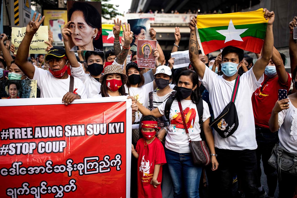 Zehntausende Demonstranten haben nach Berichten von Augenzeugen am Sonntag auf den Straßen Myanmars gegen den Militärputsch protestiert und die Freilassung der entmachteten Regierungschefin Aung San Suu Kyi gefordert.