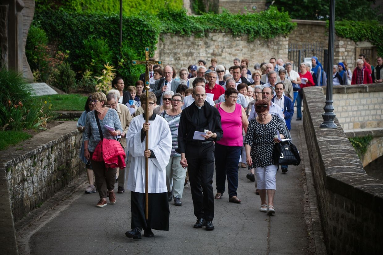 Lichterprozession von der Kirche St.-Michel, über die “Corniche“, zur Kathedrale mit Andacht und eucharistischem Segen 