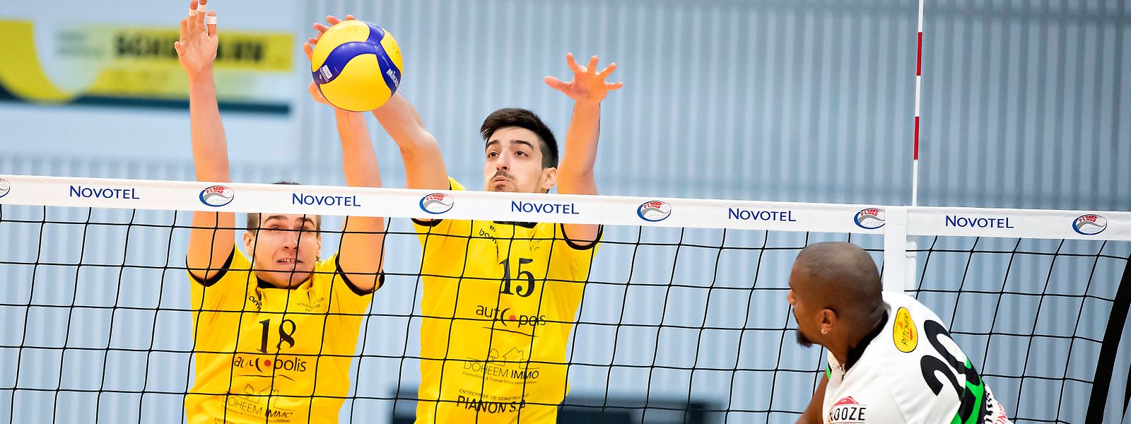 Strassens Michal Bednarek (l.) und Mateja Gajin steigen zum Block gegen Eschs Valdir Delgado hoch.