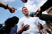 Niemand will es gewesen sein: Der russische Oppositionelle Alexej Nawalny liegt mit Vergiftungserscheinungen im Koma.