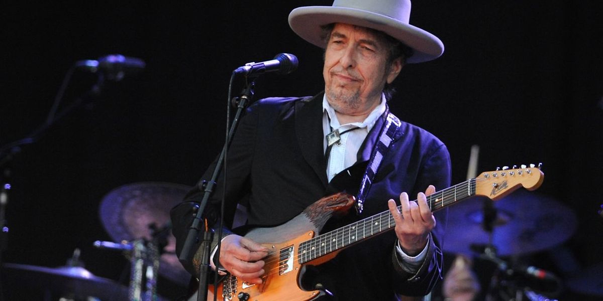 US-Legende Bob Dylan performing on stage during the 21st edition of the Vieilles Charrues music festival in Carhaix-Plouguer, western France.  This year the world of pop music has been moved by tears for the deaths of legends David Bowie, Prince and Leonard Cohen and seen the surprise Nobel prize for Bob Dylan. For certain the music of these legends will find themselves under the christmas trees of many, along with that of other, lesser known and more underground artists. / AFP PHOTO / FRED TANNEAU