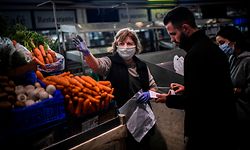 Vendedora de frutas e legumes no mercado municipal de Benfica, em Lisboa.