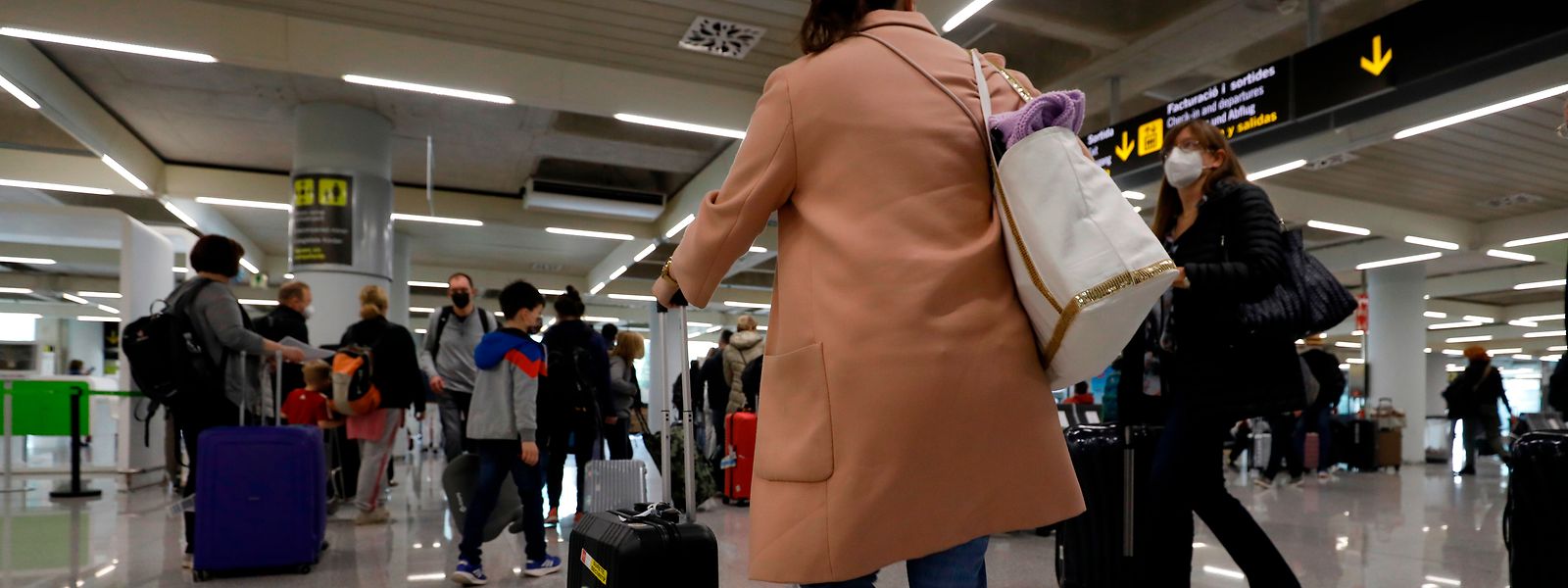 Passagiere kommen auf dem Flughafen Palma de Mallorca an. Zum Auftakt der Osterferien in Deutschland ist die Zahl der Corona-Infektionen auf Mallorca und den anderen Balearen-Inseln weiter niedrig. 