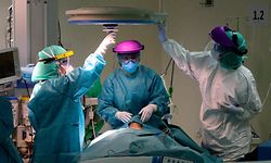 TOPSHOT - Healthcare workers perform a tracheotomy on a coronavirus patient at the Intensive Care Unit of the La Paz University Hospital in Madrid on April 23, 2020. - Spain said 440 people died in the past 24 hours from the new coronavirus, a slight increase for the third day running, bringing the overall death toll to 22,157. (Photo by PIERRE-PHILIPPE MARCOU / AFP)