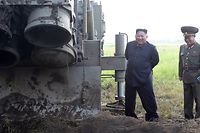 Freudige Erregung: Kim Jong Un (l.) mit Militärs neben einem Raketenwerfer. Echtheit und Aufnahmedatum des Fotos aus Nordkorea konnten allerdings nicht unabhängig bestätigt werden. 