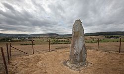 Lok , Vakanz doheem Menhir , Reckingen-Mersch , Beisenerbierg , bei Eenelter Kapell , Foto:Guy Jallay/Luxemburger Wort