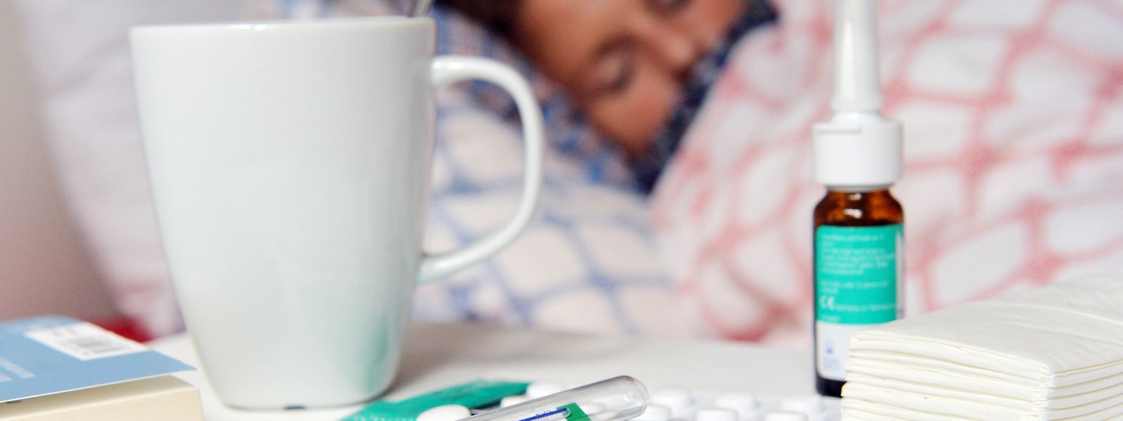 Eine Grippe tritt sehr plötzlich auf: Betroffene fühlen sich schlapp und liegen oft tagelang im Bett. Eine Impfung kann davor schützen. 