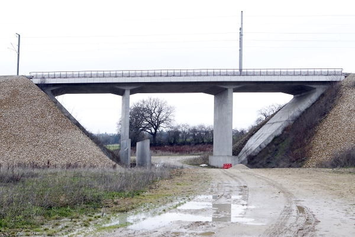 Die Brücke, unter die die Umgehungsstraße von Dippach-Gare führen wird, steht bereits. Im Sommer 2019 sollen die Bauarbeiten an der Straße beginnen. 