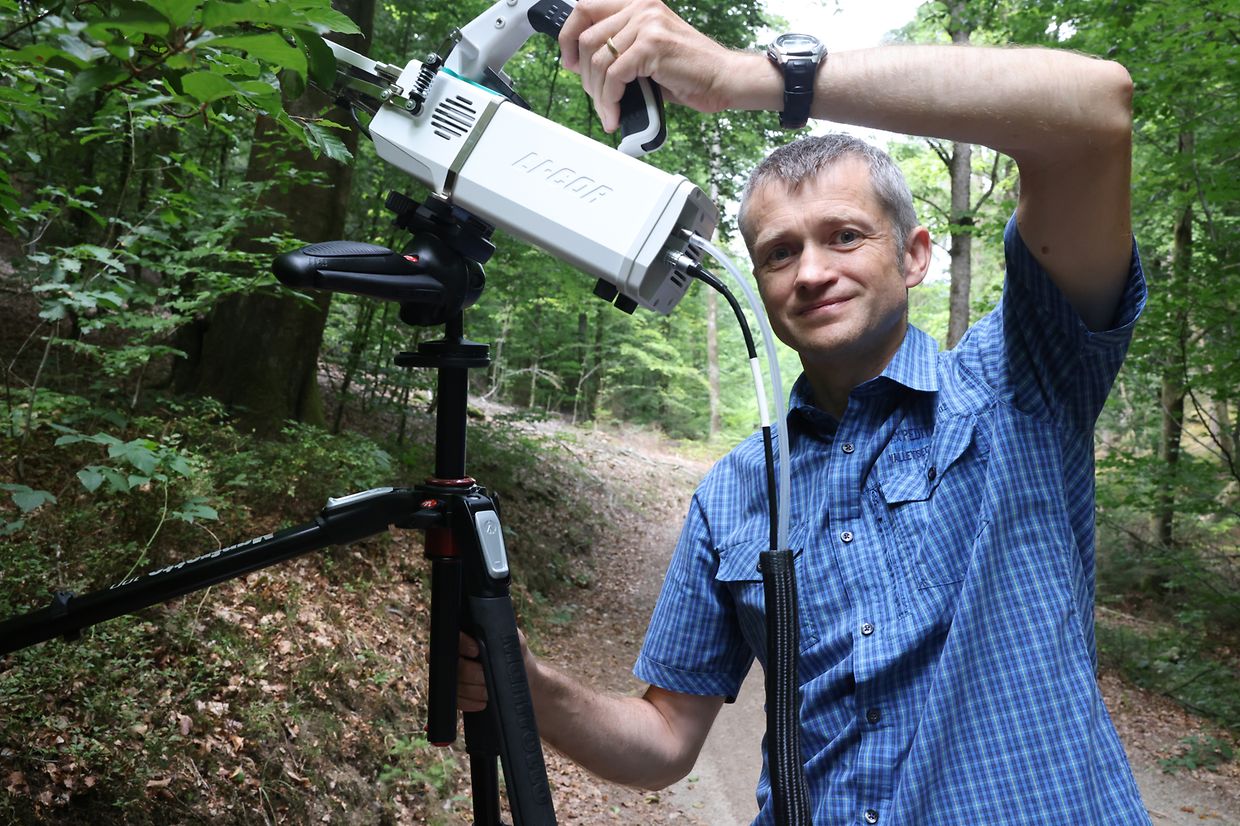 Stan Schymanski também é investigador do LIST e especialista em árvores. Com este aparelho, consegue medir a quantidade de água que as árvores perdem e quanto CO₂ retiram da atmosfera.
