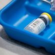 (ФАЙЛОВЕ) Тази снимка от файл, направена на 12 юли 2022 г., показва флакон с ваксина срещу едра шарка/маймунска шарка по време на събитие за ваксиниране в Pride Center в Wilton Manors, Флорида.  - Контролният орган на Европейския съюз по лекарствата на 22 юли 2022 г. препоръча за одобрение използването на ваксина срещу едра шарка за лечение на маймунска шарка, която може да бъде класифицирана от Световната здравна организация като глобална спешна здравна ситуация.  (Снимка от JOE RAEDLE / GETTY IMAGES NORTH AMERICA / AFP)