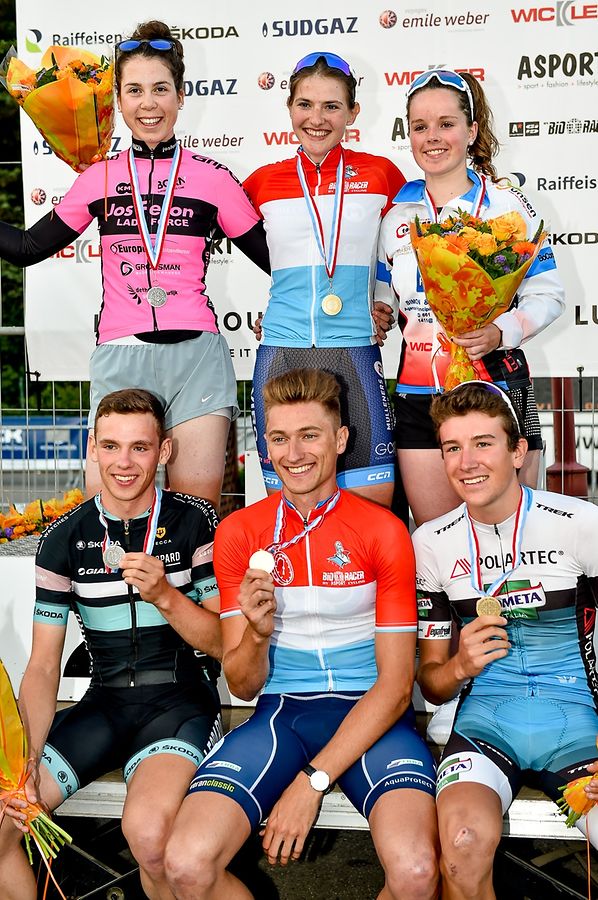 Das Podium bei den Espoirs (1.Reihe): 2. Pit Leyder (Leopard), 1. Tom Wirtgen (Ago Aqua Service) und 3. Michel Ries (Polartec-Kometa) und den Espoires (2. Reihe) 2. Claire Faber (Zeeuws-Vlaanderen), 1. Anne Sophie Harsch (Maaslandster) und 3. Mia Berg (VV Tooltime).