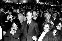 Jorge Sampaio, na altura presidente da Câmara Municipal de LIsboa, no meio da multidão no desfile comemorativo do 25 de Abril, na praça do Rossio, em Lisboa, em 1990.