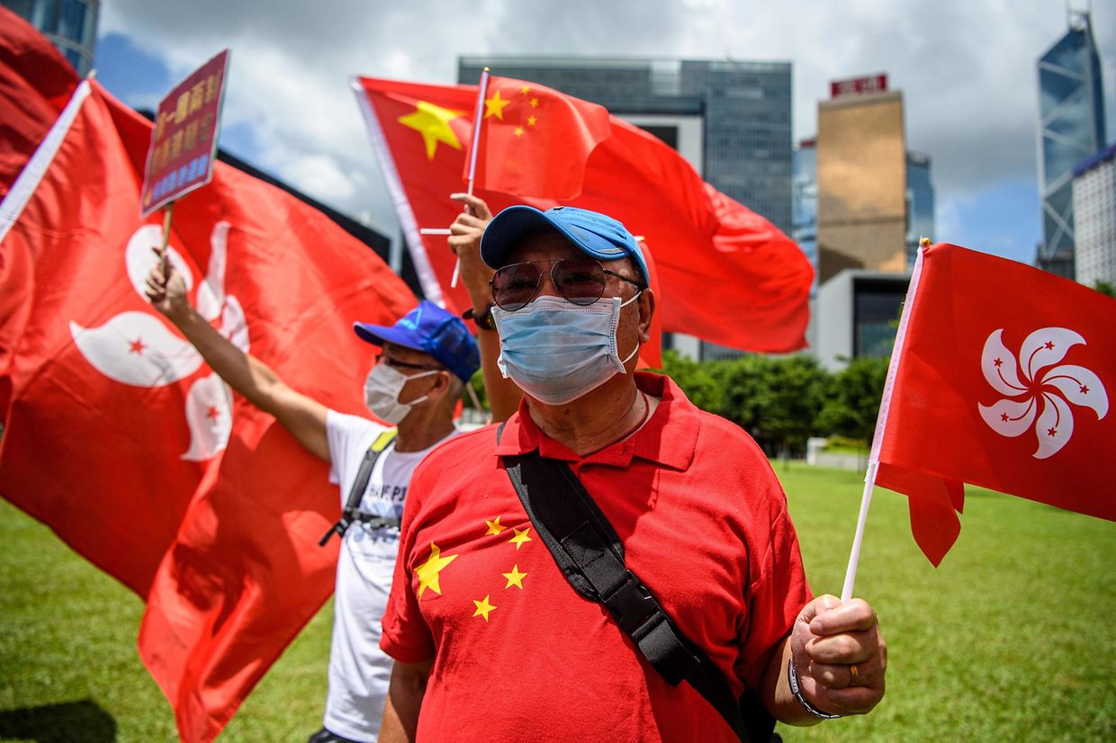 Pro-chinesische Demonstranten feierten die Verabschiedung des Gesetzes.