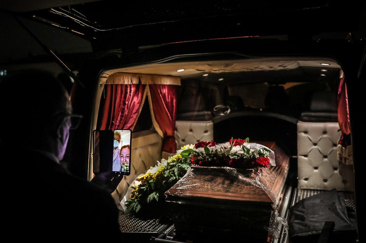Artur Palma, proprietário de uma agência funerária, mostra, através de videochamada, o caixão com o corpo de um homem que morreu vítima de covid-19, à sua mulher, que não pode estar presente na hora da despedida por estar ela também infetada com covid-19.