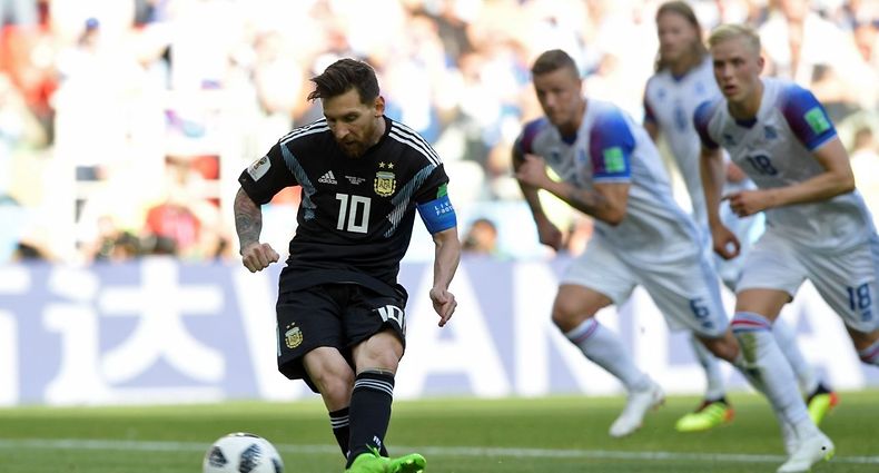 Argentina's forward Lionel Messi (C) shots a penalty kick during the Russia 2018 World Cup Group D football match between Argentina and Iceland at the Spartak Stadium in Moscow on June 16, 2018. / AFP PHOTO / Juan Mabromata / RESTRICTED TO EDITORIAL USE - NO MOBILE PUSH ALERTS/DOWNLOADS
