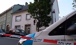 Die Polizei sperrt den Raum um den Tatort in der Rue de la Gare in Remich am späten Nachmittag des 24. Juli 2018 großräumig ab. Ein junger Mann hat zuvor in einer Wohnung seine Partnerin getötet.