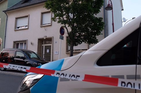 Die Polizei sperrt den Raum um den Tatort in der Rue de la Gare in Remich am späten Nachmittag des 24. Juli 2018 großräumig ab. Ein junger Mann hat zuvor in einer Wohnung seine Partnerin getötet.