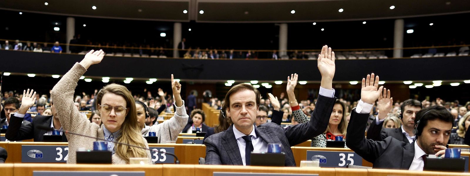 Le Parlement européen a levé jeudi l'immunité de deux eurodéputés visés par la justice belge dans le scandale de corruption présumée au profit du Qatar et du Maroc.