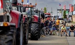 Niederländische Landwirte blockieren den Eingang zum Vertriebszentrum eines Supermarkts.