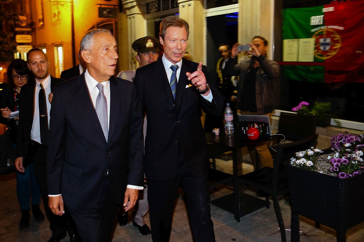 O Presidente da República de Portugal, Marcelo Rebelo de Sousa (E), é acompanhado pelo Grão Duque Henrique (D) do Luxemburgo num curto passeio pelas ruas da cidade, 22 de maio de 2017. Marcelo Rebelo de Sousa encontra-se no Luxemburgo para uma visita oficial de 3 dias. JOÃO RELVAS/LUSA
